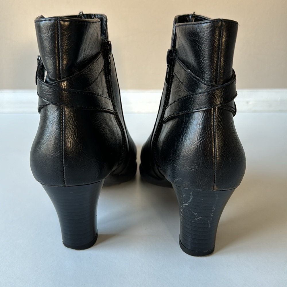 Aerosoles black boots with zipper closure. - Picture 6 of 12